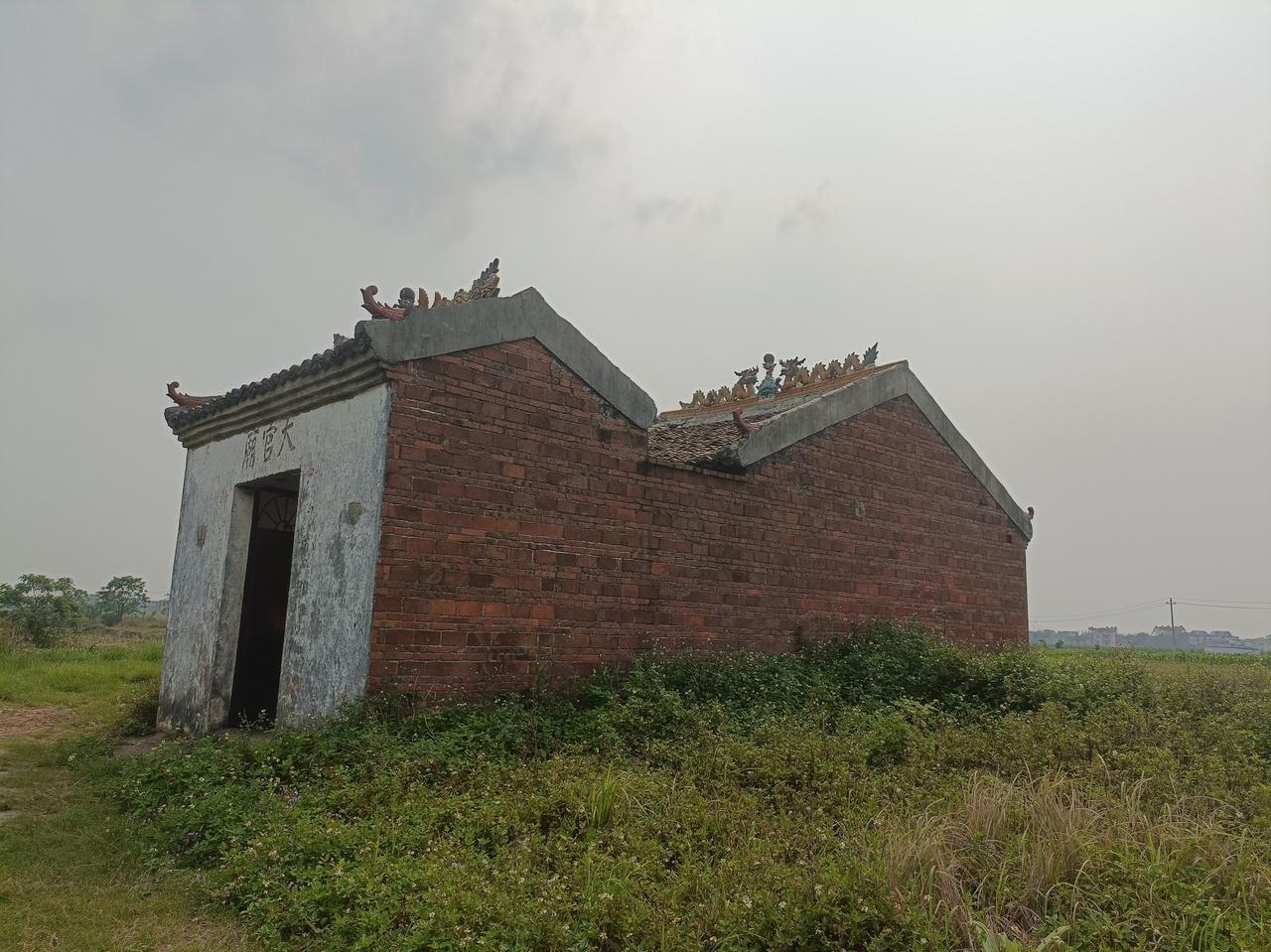 田间小庙
庙，这是古代的一种建筑，
也是古代人们日常的信仰之所，
分布在城乡各处