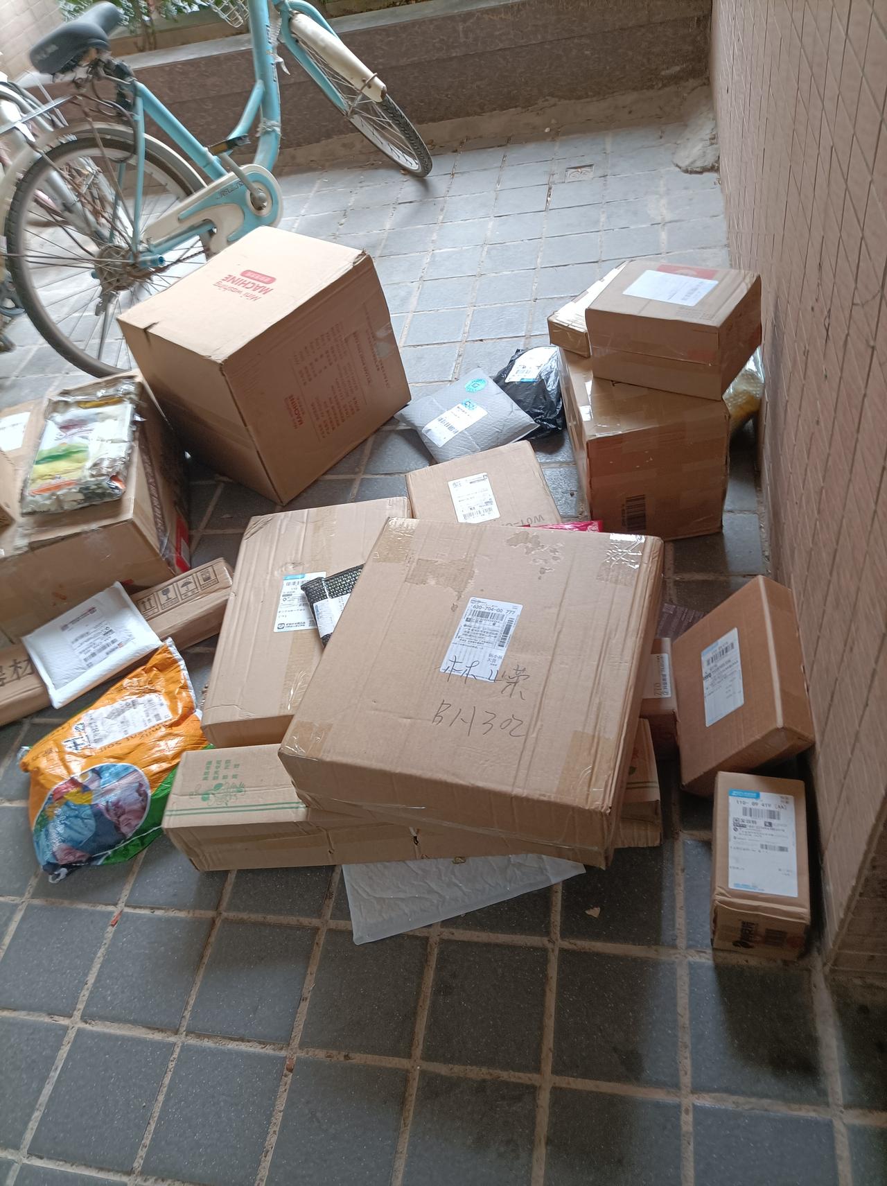 今日随手拍今日下去取快递，又看到一大堆快递堆在地上，这快递也真太多了，快递柜装不