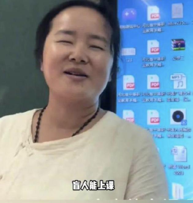 这个老师火了！河北涿州，一女子双目失明走路都费劲，可是学校却让她带高三语文课！然