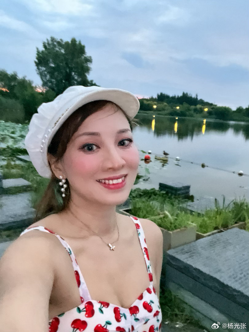 神奇的经历，傍晚发完彩虹照后，我的手机掉湖里了，脱了鞋袜就跳水里捡，摸了半天没摸