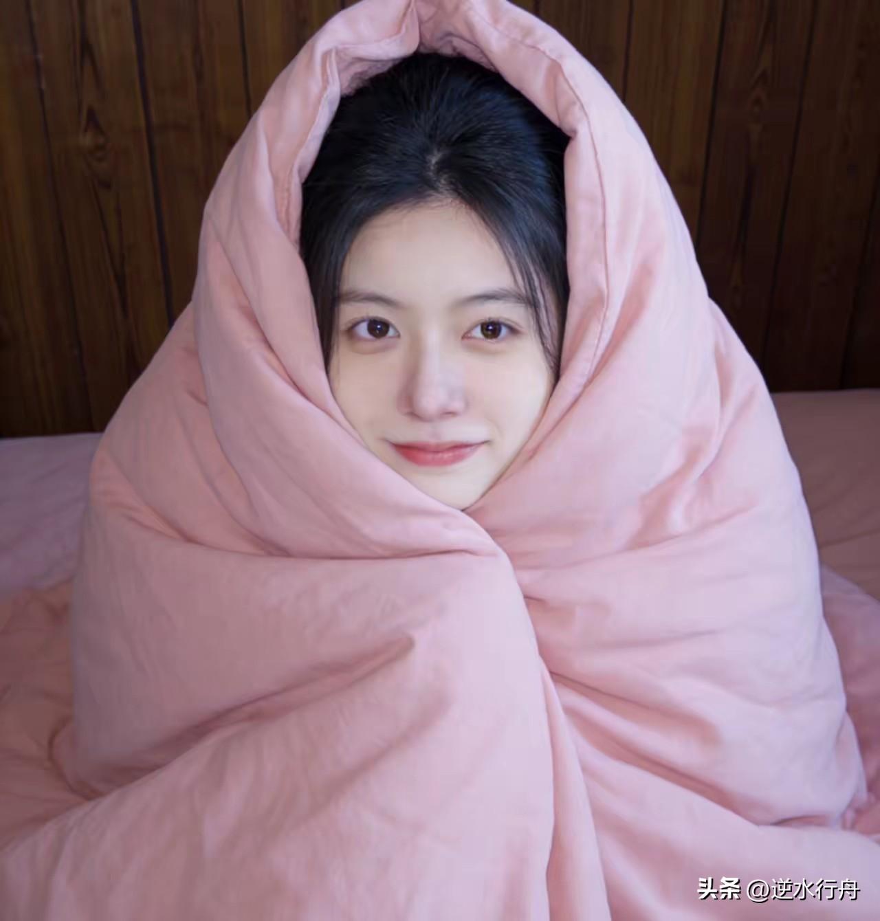女朋友一放假就天天裹在被子里追剧，出去吃饭逛街也不愿意一说她还振振有词说放假就是