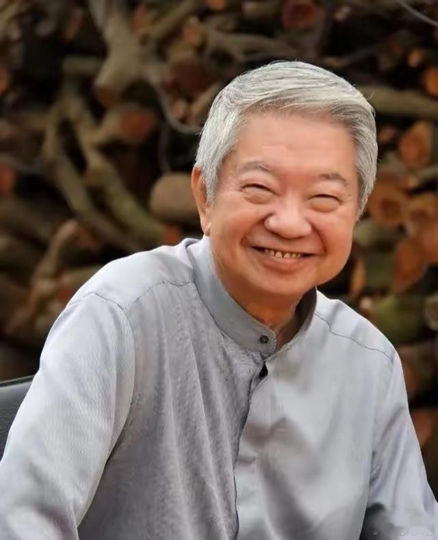 蔡澜去世热爱美食，喜欢美女。一世荣华富贵傍身，一生交往过最少61个女朋友。妻子却