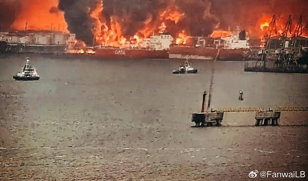 今天被乌军击中的乌斯季卢加天然气出口中心。图像显示，有两艘影子油轮也被击中燃烧。