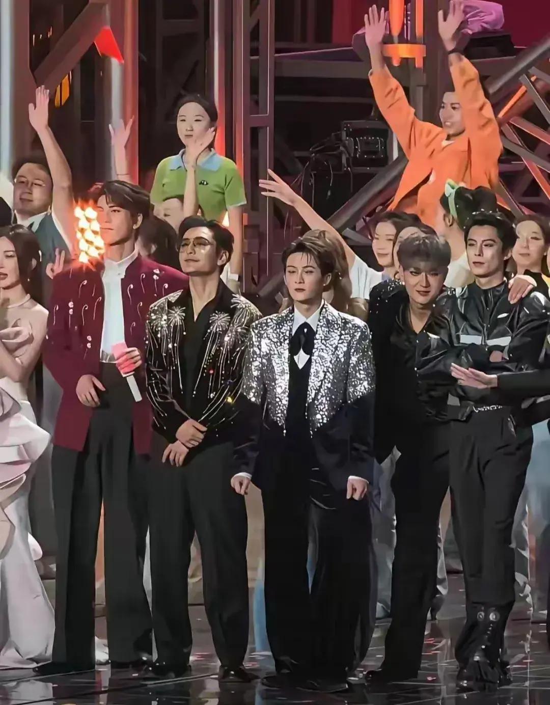 男星的身高永远都是谜。如果王鹤棣183是正确的，那么请问照片里站一起的其他人有多