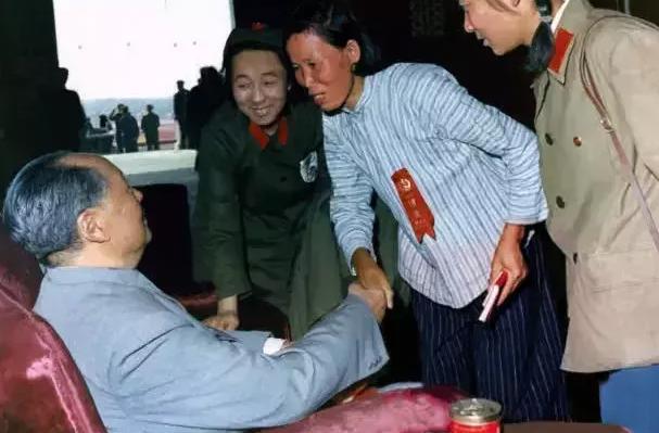 要不说毛主席厉害呢，看他干成的几件大事...
 
1927年，国民党反动派举起屠