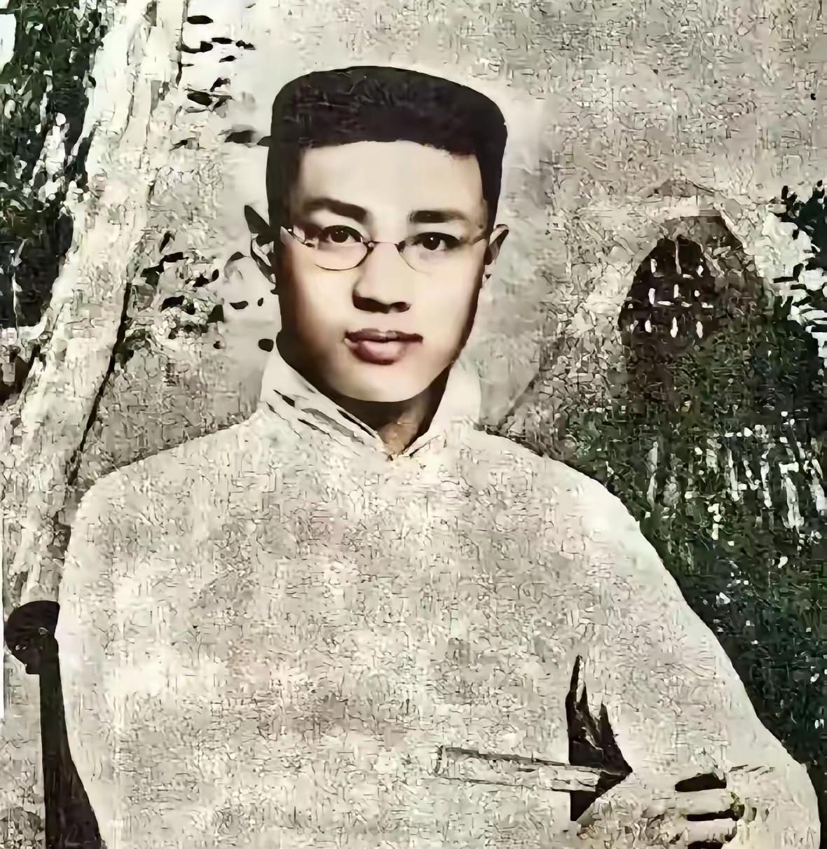 这张照片拍摄于1915年，此时的他年仅23岁，眉清目秀，炯炯有神，会成为敌人闻风