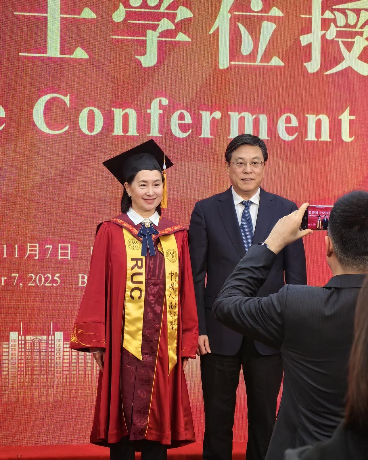 恭喜何超琼被中国人民大学授予艺术学名誉博士!
何超琼女士虽然已经63岁了，但本人