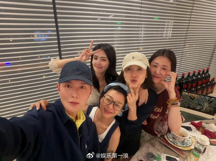 宋佳白鹿张碧晨素颜合照宋佳白鹿张碧晨合照 宋佳白鹿张碧晨素颜合照，素颜都这么美呢