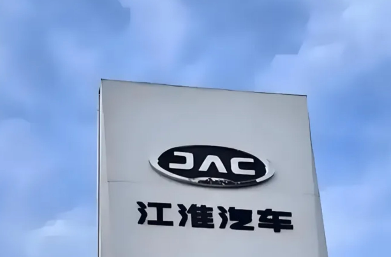 【江淮汽车回应尊界刹车踏板断裂：正在调查和测试】10月8日，针对尊界V800刹车