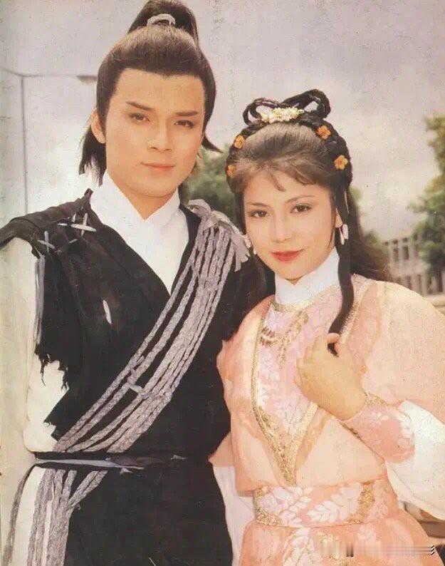 他们是一代人心中最经典的郭靖与黄蓉。
黄日华的憨厚正直，翁美玲的灵动俏皮，在每一