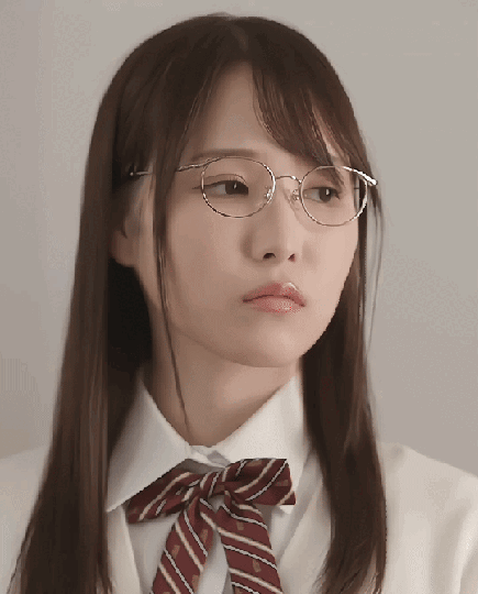 或许我就是一个卑贱的小人物，没有什么远大的志向，伤感和无助是我的日常仪态，可是谁