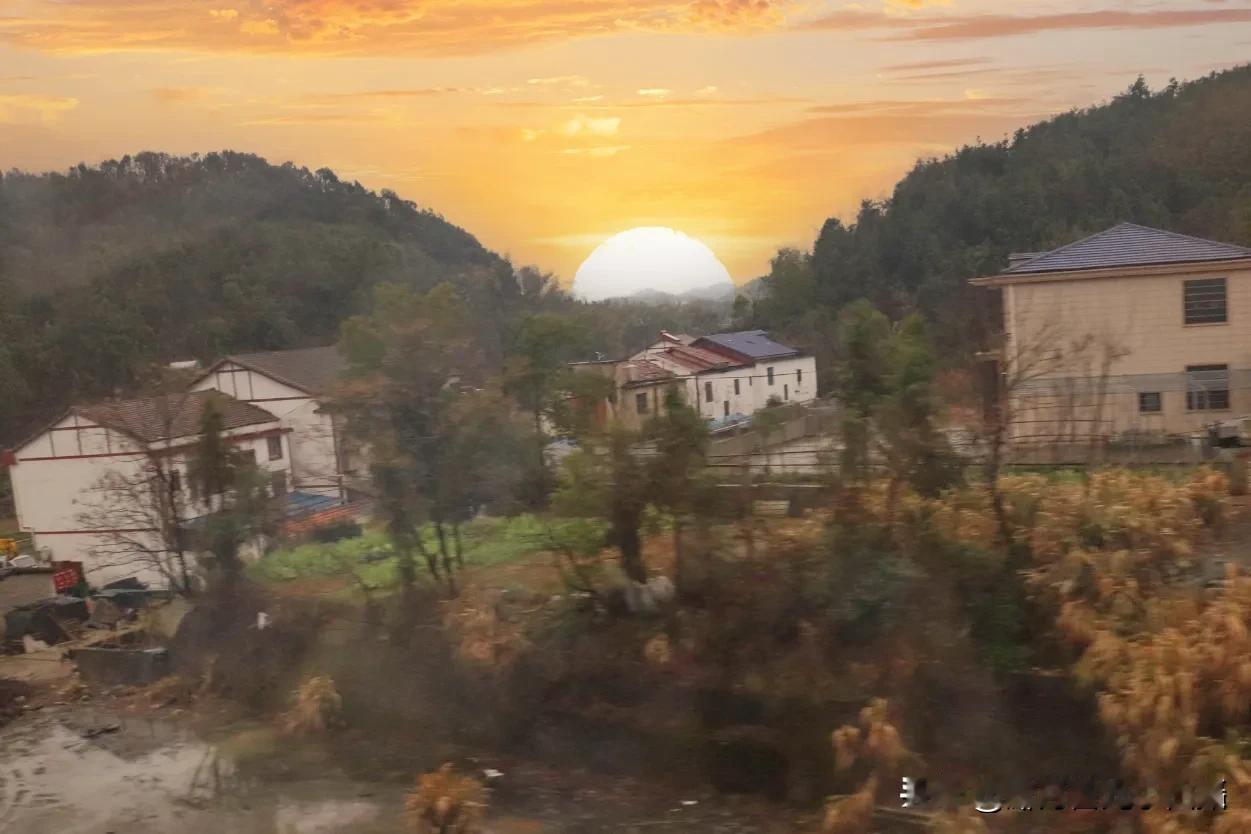 晨晓小村，日出东方的天边，一丝微弱的曙光悄然浮现，如轻纱般缓缓铺展。起初，这缕光