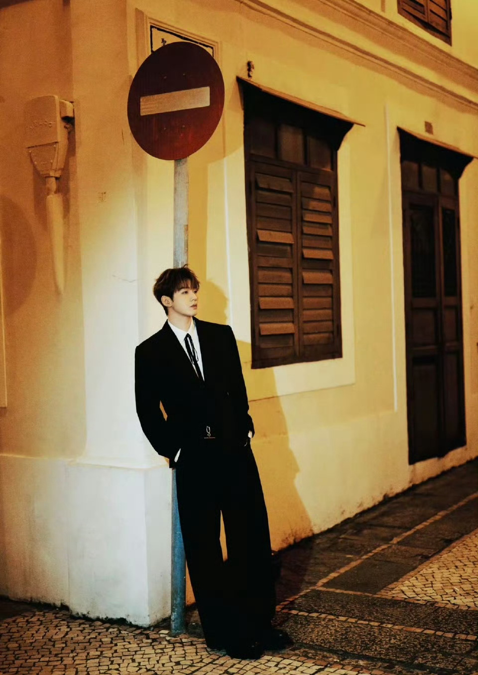 邓为 小头长腿脸紧 谁被邓为的身材比例折服！小头长腿+脸紧，宽肩窄腰的完美配置，