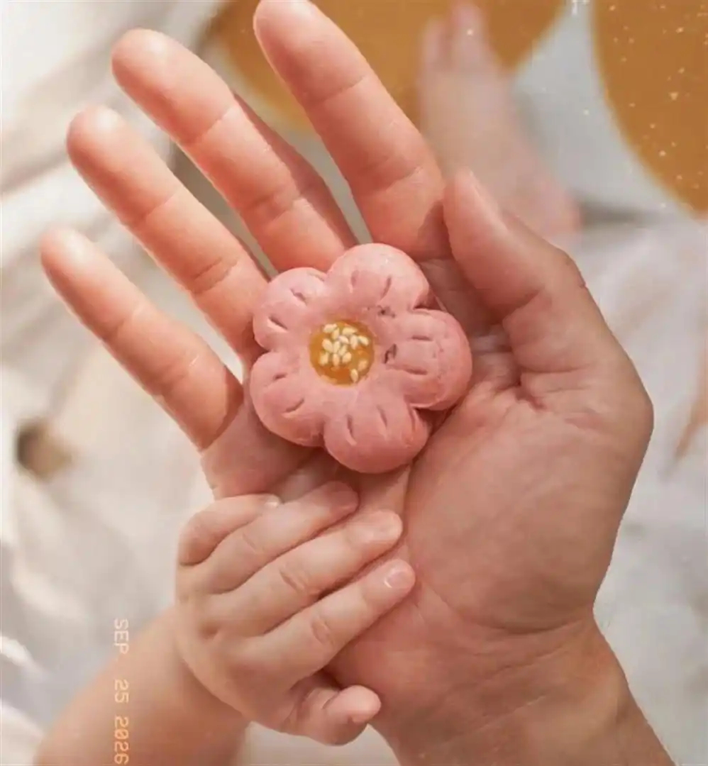 李治廷宣布成为父亲，晒出与宝宝合照，握着宝宝的小手，画面温馨 ​​​