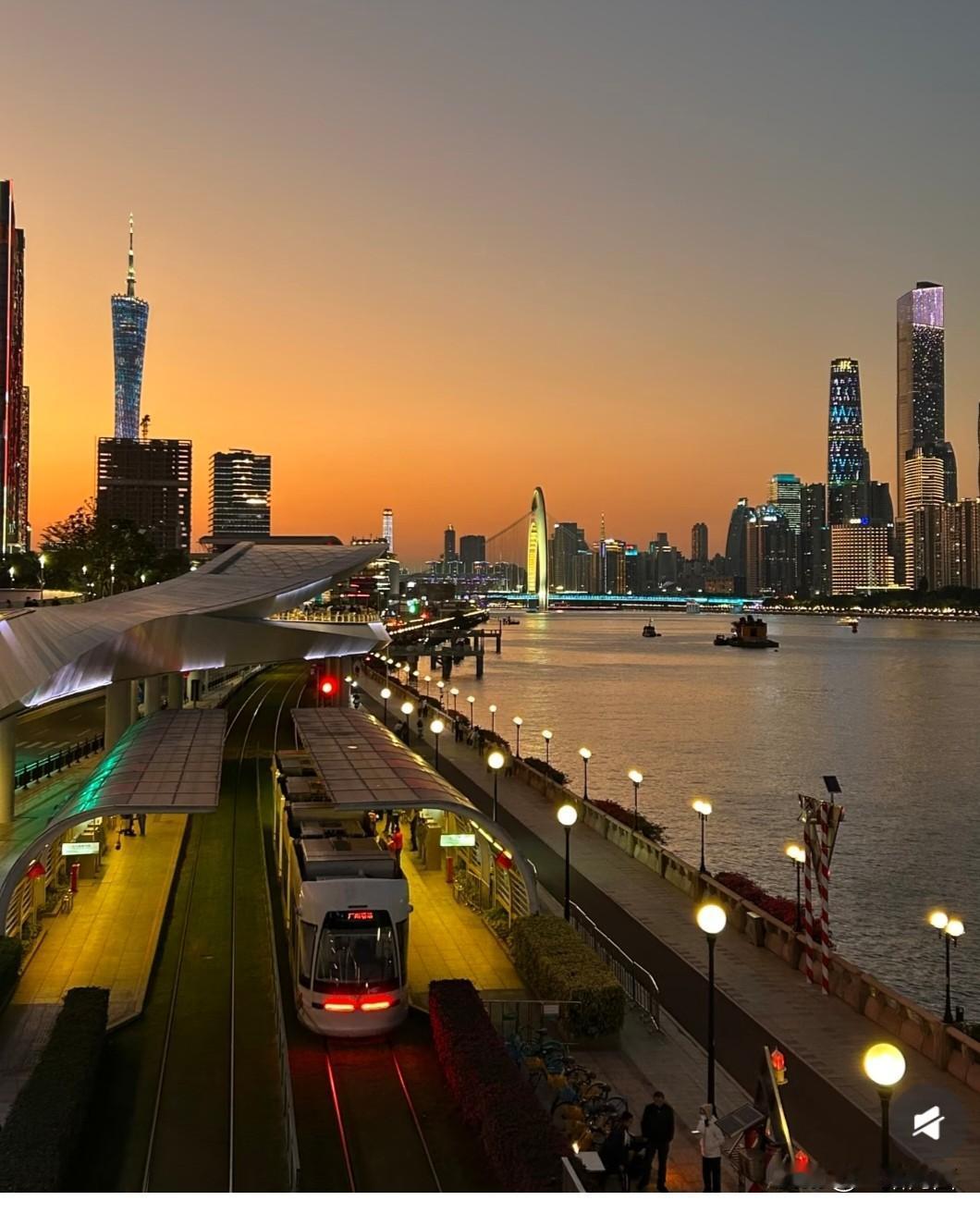 广州塔下的轻轨，在黄昏时分真的是浪漫到犯规！之前我一个傍晚去那儿溜达，夕阳的余晖