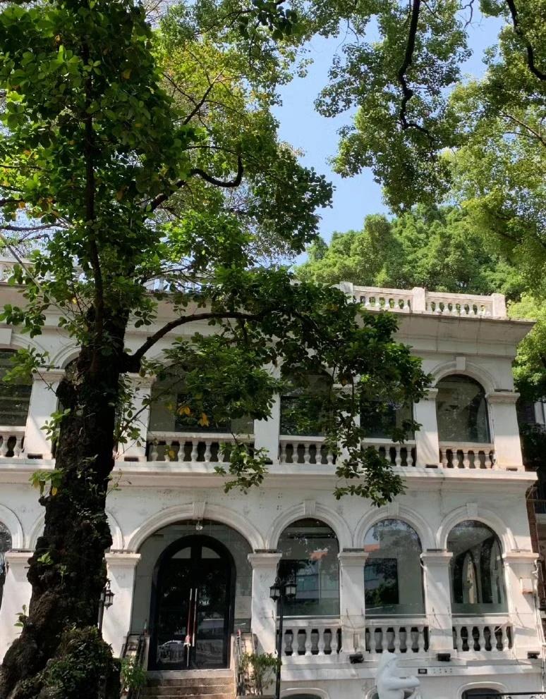 晴朗
阳光明媚的下午 倒影里的春天 风和日丽好天气 站在晴朗里 天气晴朗阳光明媚