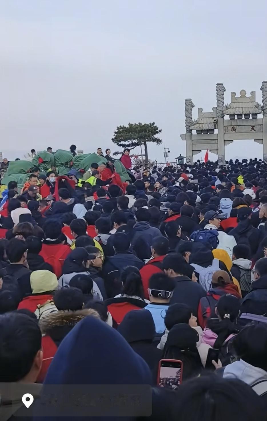 就在泰山景区，几位游客为了争一个拍照的有利位置，先是对骂了几句，结果火气一上来，