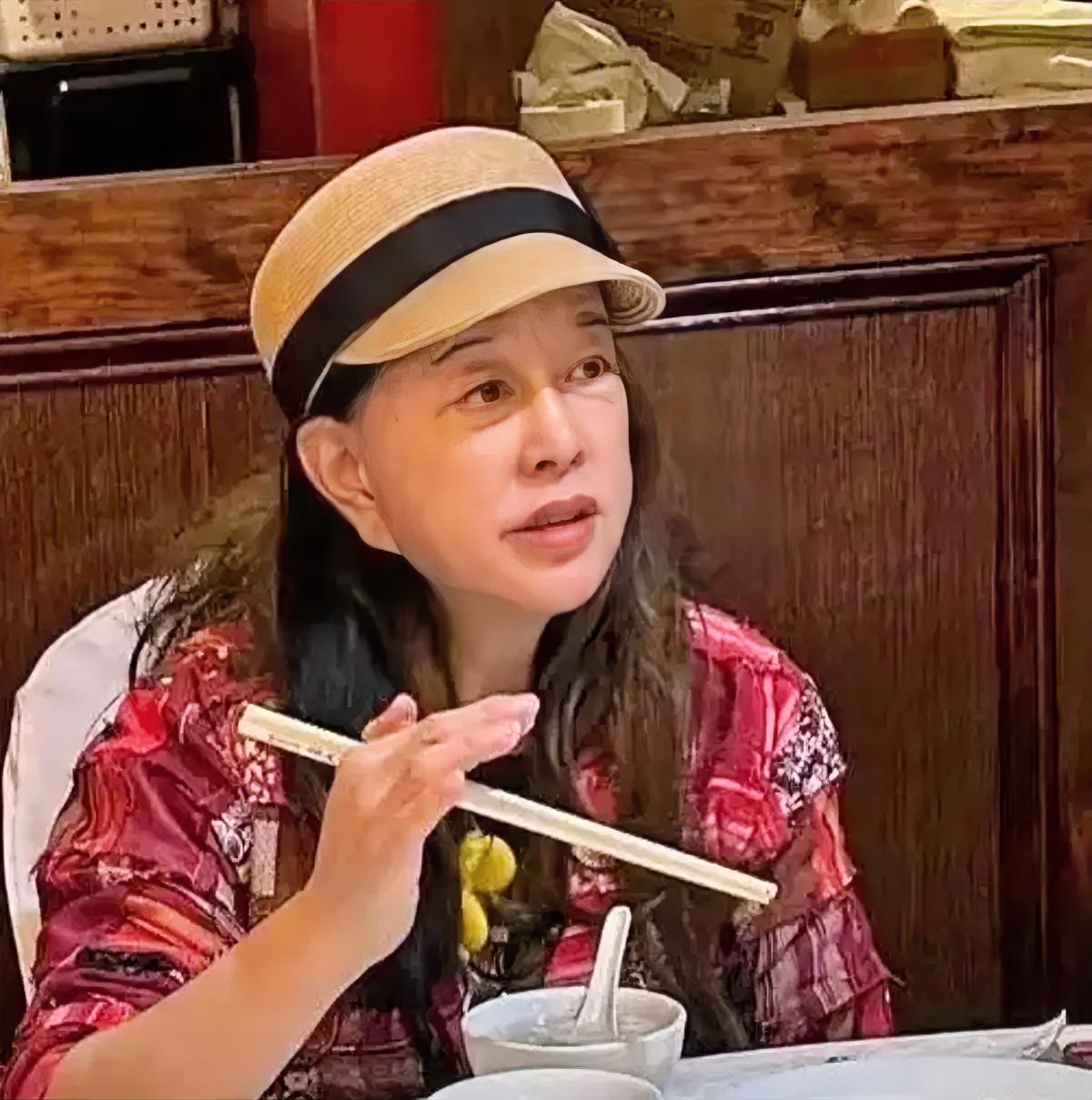 这个世界上我最看不懂的人，
就是刘晓庆了，
她都75岁了，还能活蹦乱跳，这次去洞