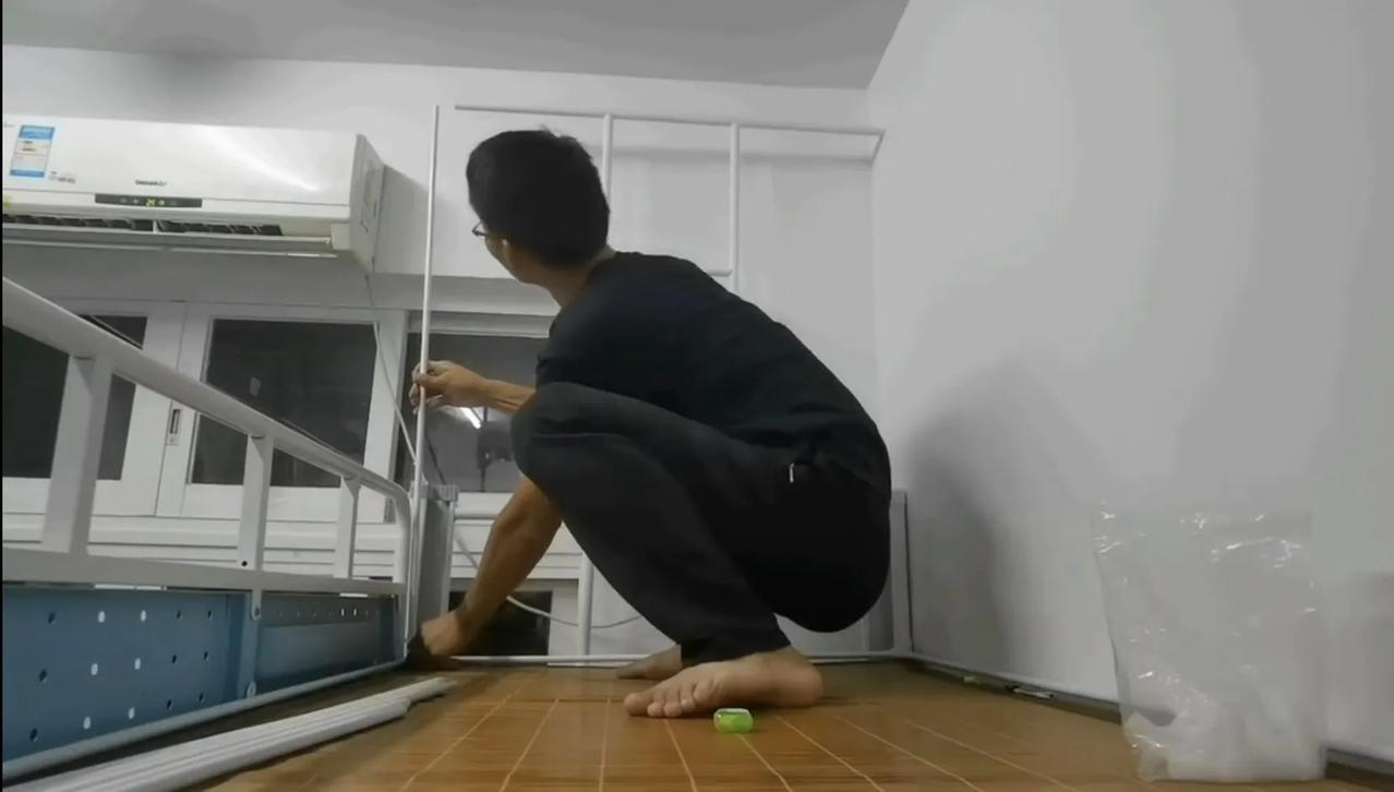 时隔一个多月，唐尚珺再次展示宿舍生活，有了几点变化。

1：宿舍里的人齐了，刚开