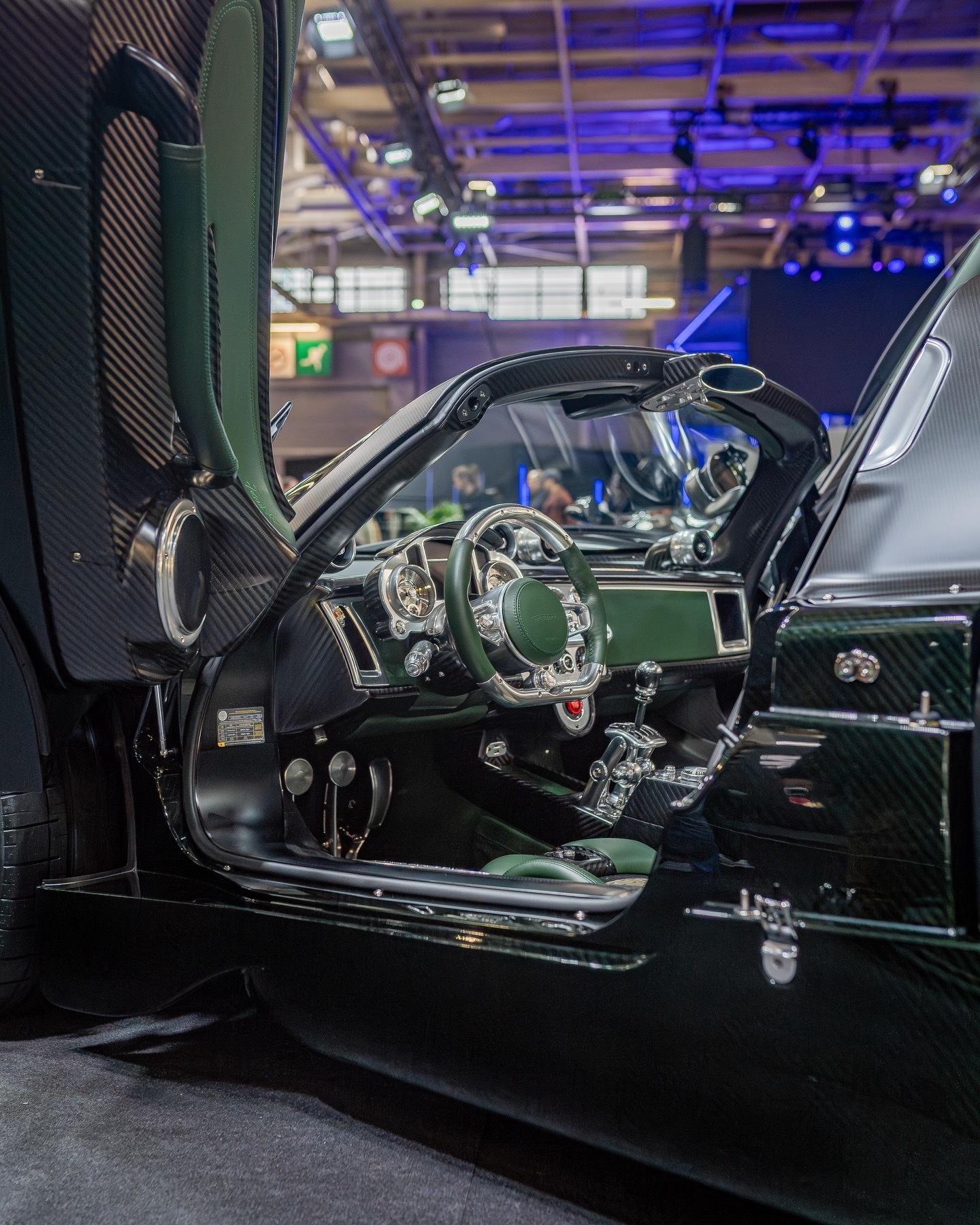 这是一辆非常漂亮的Pagani Utopia在展览台上看起来几乎是黑色的但实际上