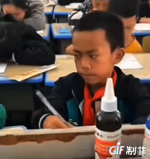 这一幕，有人看到了小时候的自己，有人看到了小时候的同桌，有人看到了小时候的同学。