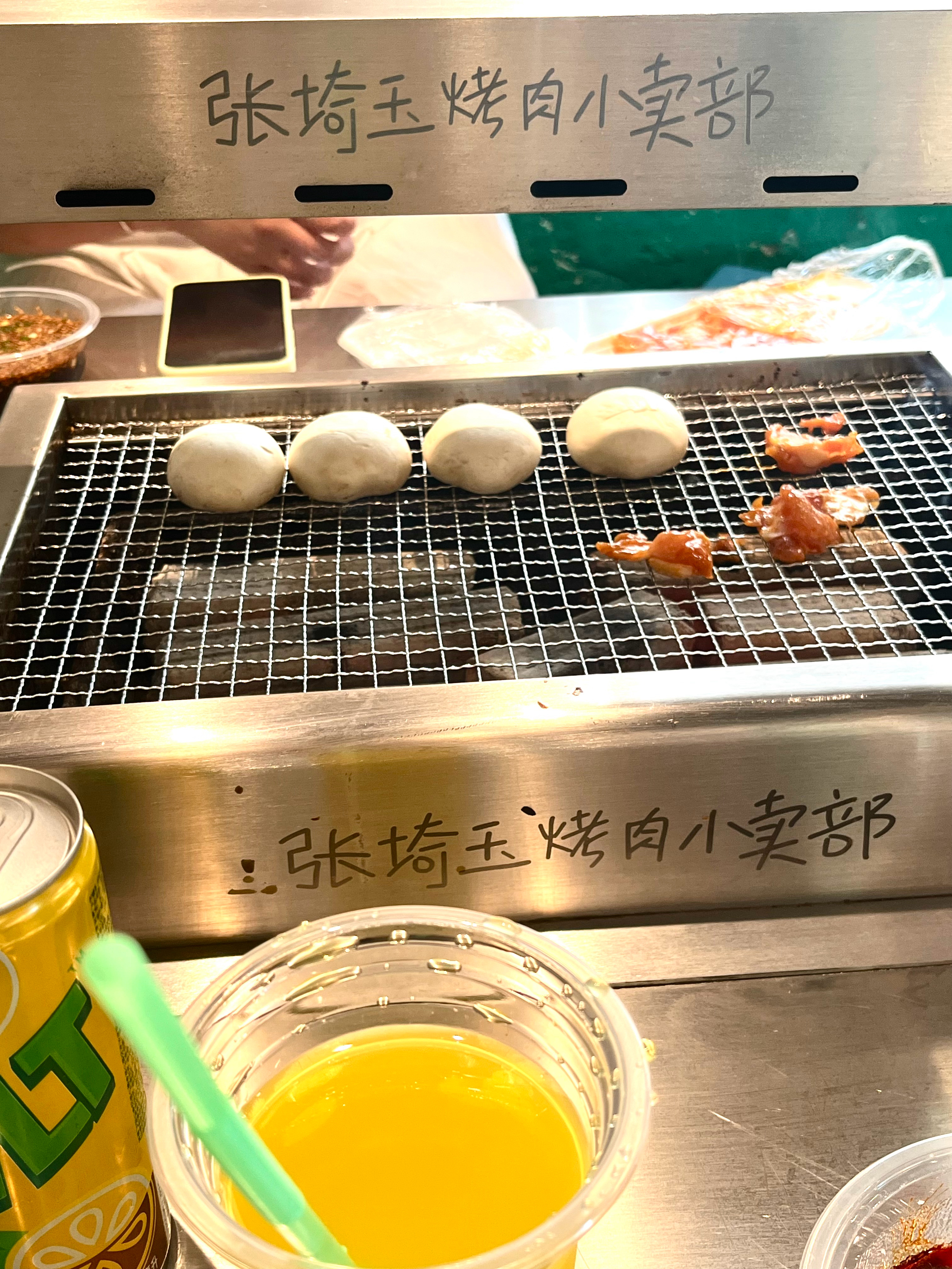 有没有人小时候喝过这个冰沙，喝完这玩意舌头居然没变色，我同事说还是色素放少了hh
