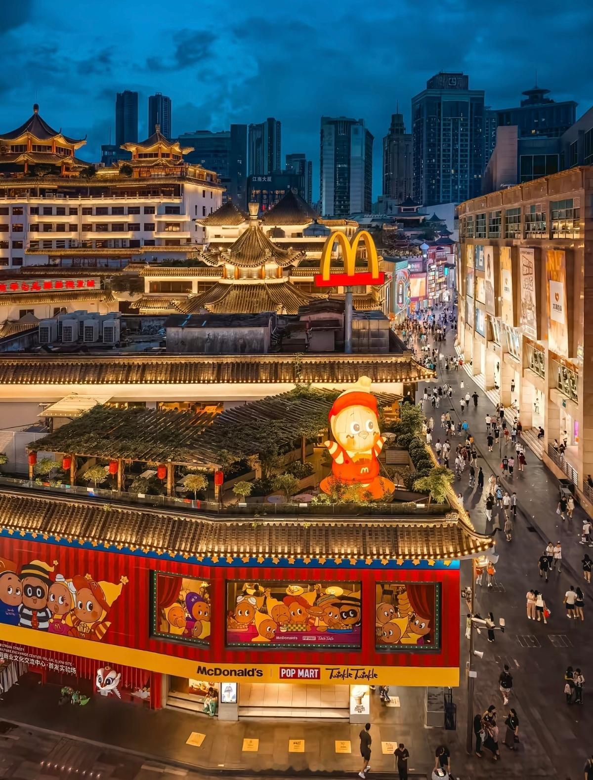 深圳东门麦当劳是中国内地第一家麦当劳，1990年开业的，至今36年了。 深圳·东