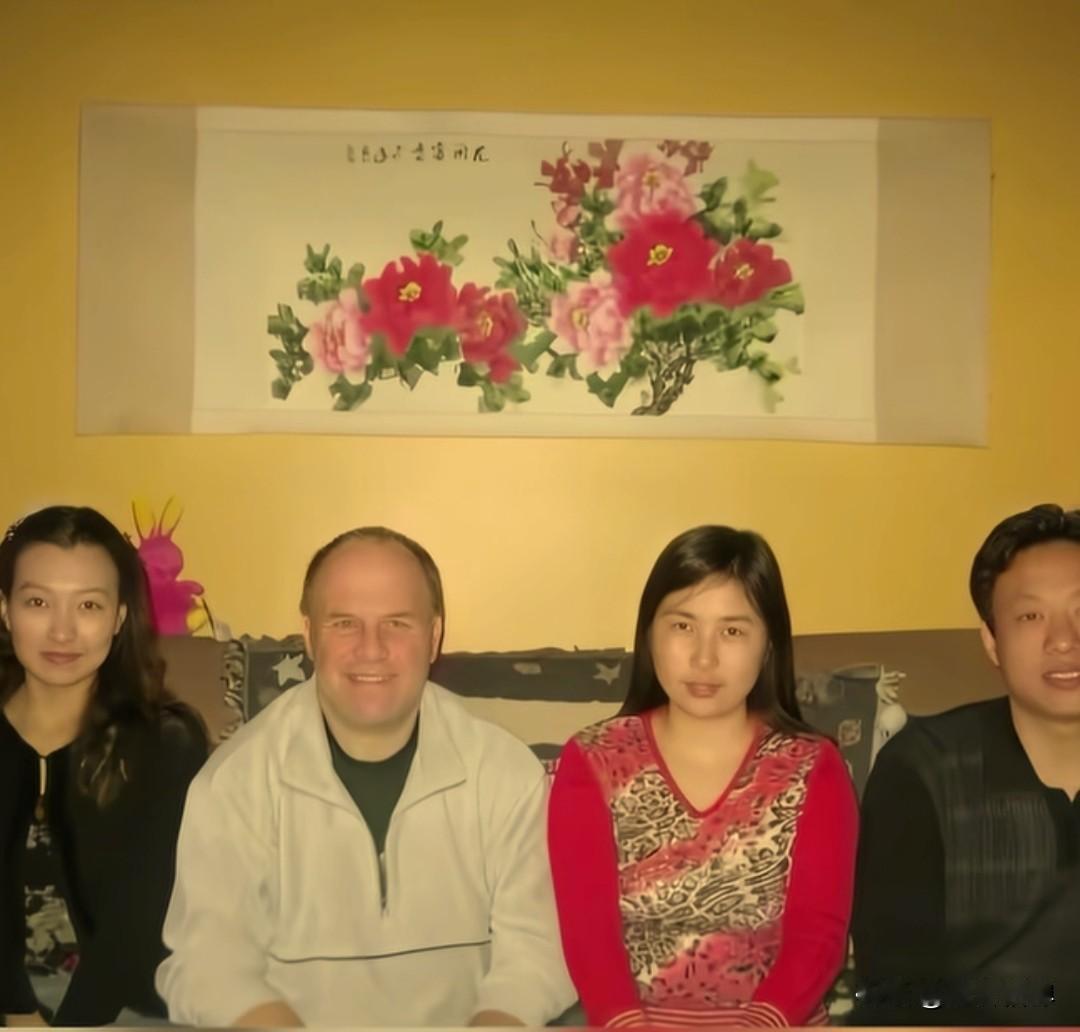 赛考斯之所以在中国收获很多人的喜爱，一方面是他多方联系机构，捐款助力殷玉珍的沙漠