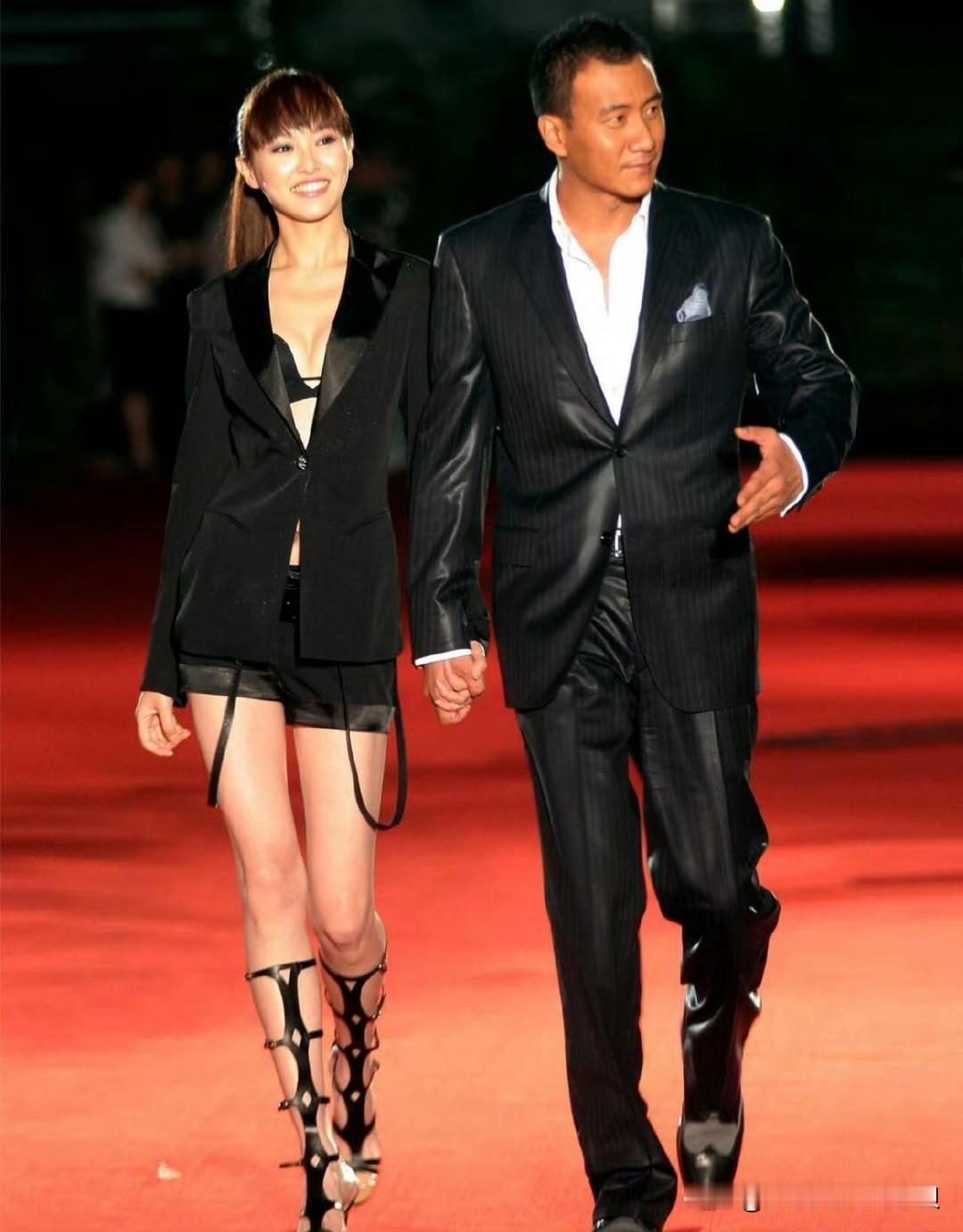 胡军才是男演员的梦想天花板吧！

耽改剧，内娱他是祖师爷，和刘烨主演的《蓝宇》至