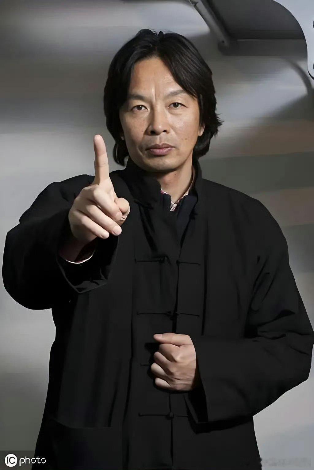 00后班主任帮学生追星刘震云看到00后班主任说要带学生的问题去三亚当面问刘震云，