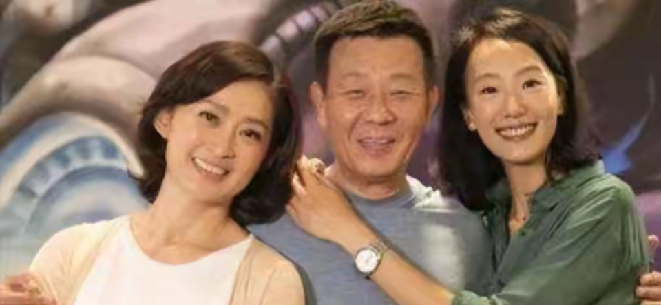 两个老婆太累了，大家不要学我，1996年，寇世勋将健美小姐许黎丹带回家，对妻子说