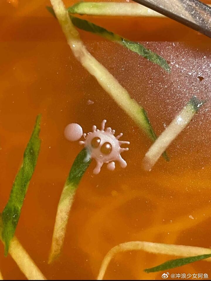 冷面里的小油滴 