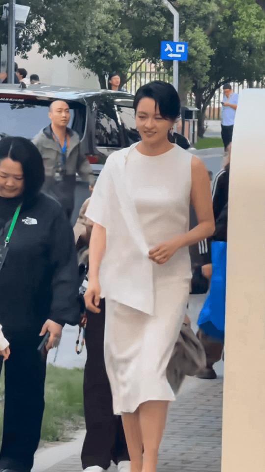 梁咏琪五十岁了，可这状态看着真不像啊！