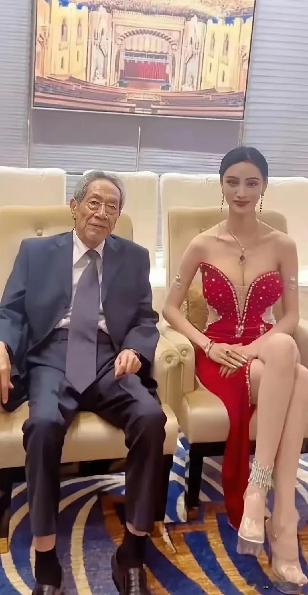 王奎荣老师和吴春怡～～～春去花还在，人来鸟不惊。
网友：一块朽木和一个骨感枯枝搭