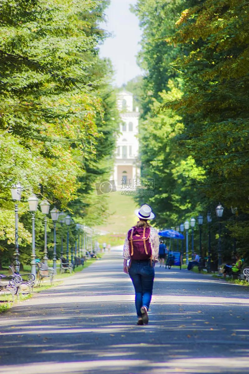 饭后最常去的地方便是广场，各种健身器材完备，运动30分钟，全身舒坦