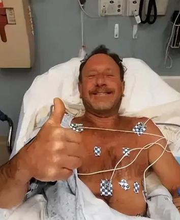 当年，美国一男子在海底潜水捕捉龙虾时，突然被15米长的座头鲸整个吞下，本以为生死