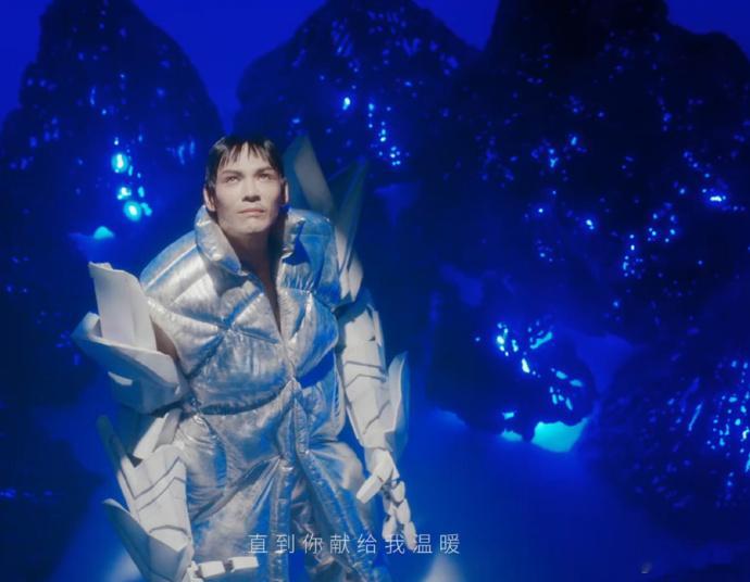 向佐新歌《左心房》上线，旋律动听，词曲间尽显潜力，品质不俗，值得一听，感受音乐魅