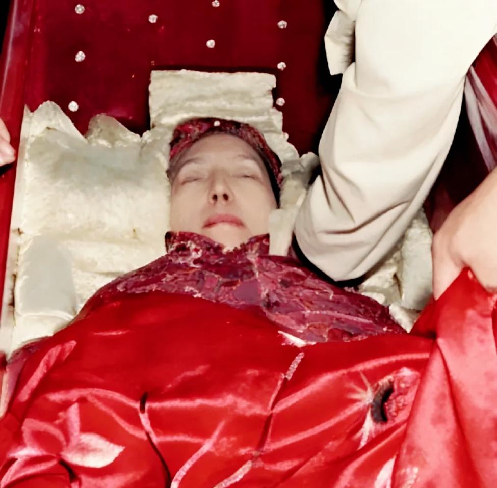 1977年，杜月笙的姨太太孟小冬，安详去世，在入殓仪式上，一张罕见的留影，照片中