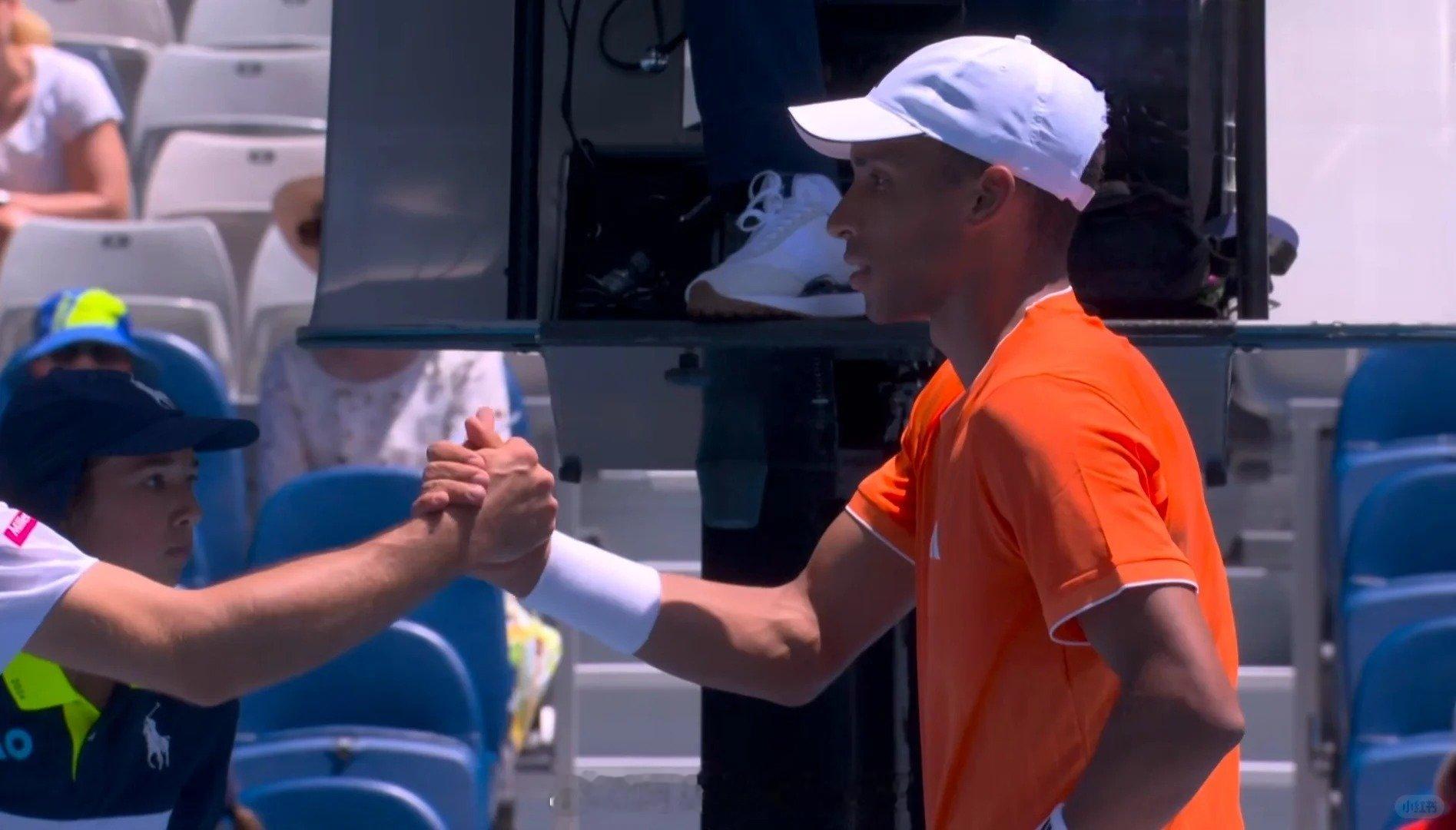 澳网男单7号种子因伤退赛 澳网2026 男单首轮，博杰斯3-6、6-4、6-4领