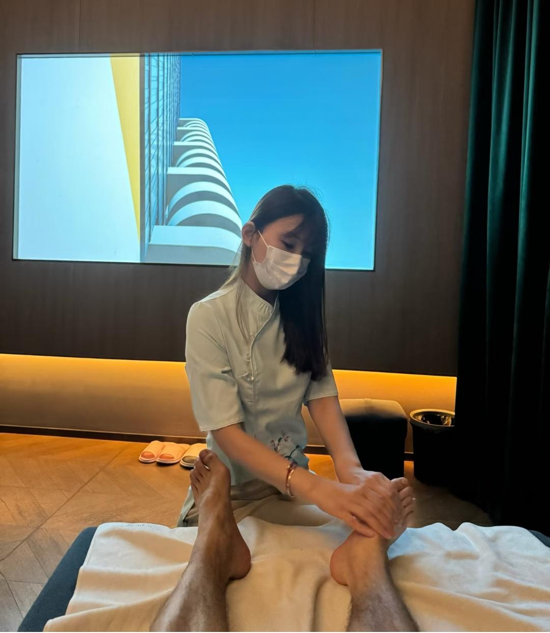 睡了白睡？杭州一家很有名的足浴店，一男子去足浴店泡脚，见年轻女技师身材好又漂亮挺