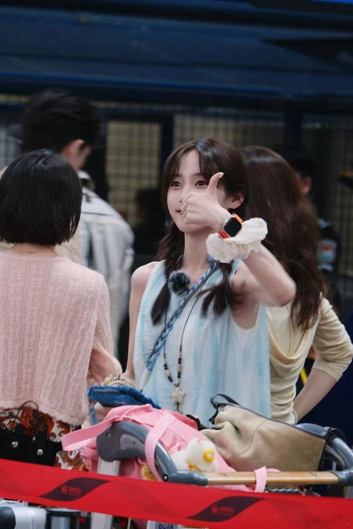 花少小妹王可肌肉线条花少小妹王可体脂率感觉好低细看王可手臂肌肉线条超精致，这么低