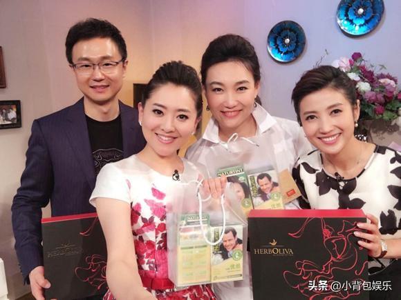 中间的美女是央视主持人李梓萌吗？气质儒雅，真的很出众。