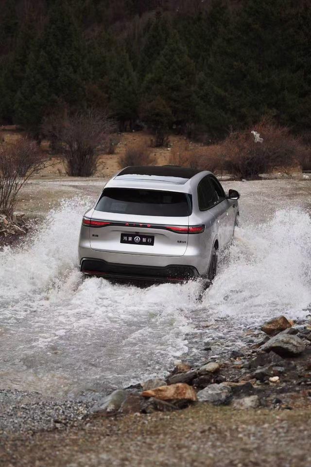 累计小订突破10万辆，问界M6用实打实的预售数据证明：新锐王牌的吸引力挡不住。当