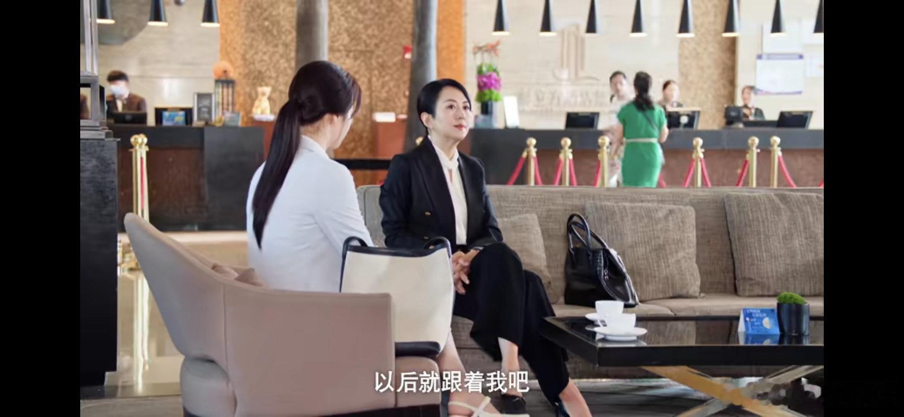 很喜欢剧中女上司这个角色，很接近现实，势力，不近人情，但又非常有手段。编剧把女主