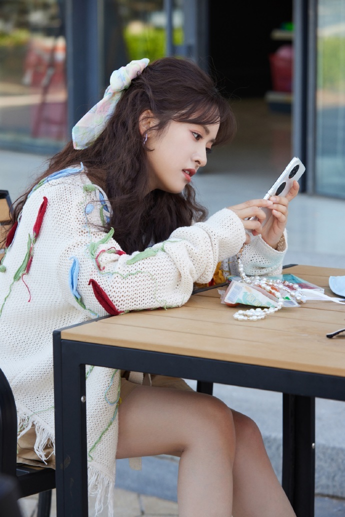 #沈月泡面卷发##沈月钩针开衫# 沈月以泡面卷发和钩针开衫的装扮出镜，时尚又甜美
