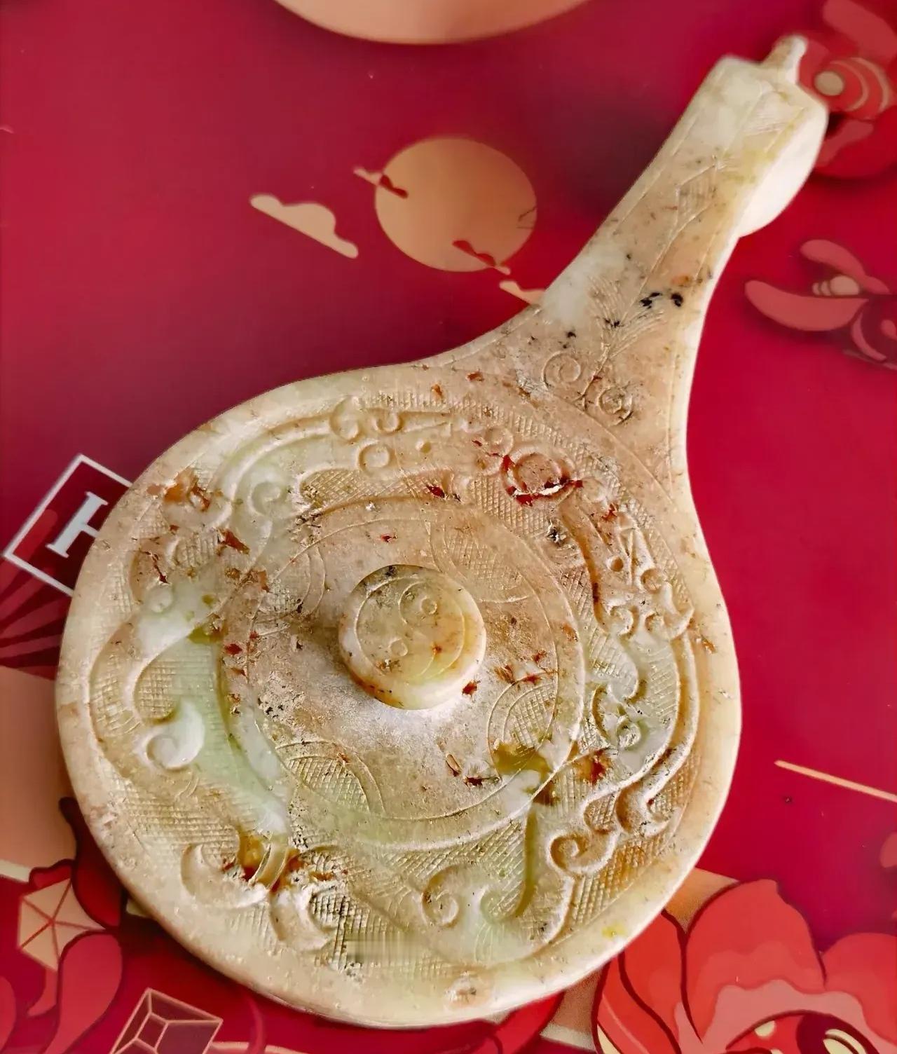 带太极图的高古龙首玉带钩。
我见过的最大最重的玉带钩。
长度：14厘米。
圆直径