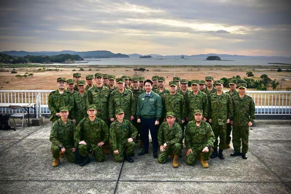 12月21日，日本防卫大臣小泉进次郎访问日本陆上自卫队相浦驻屯地，视察水陆两栖作