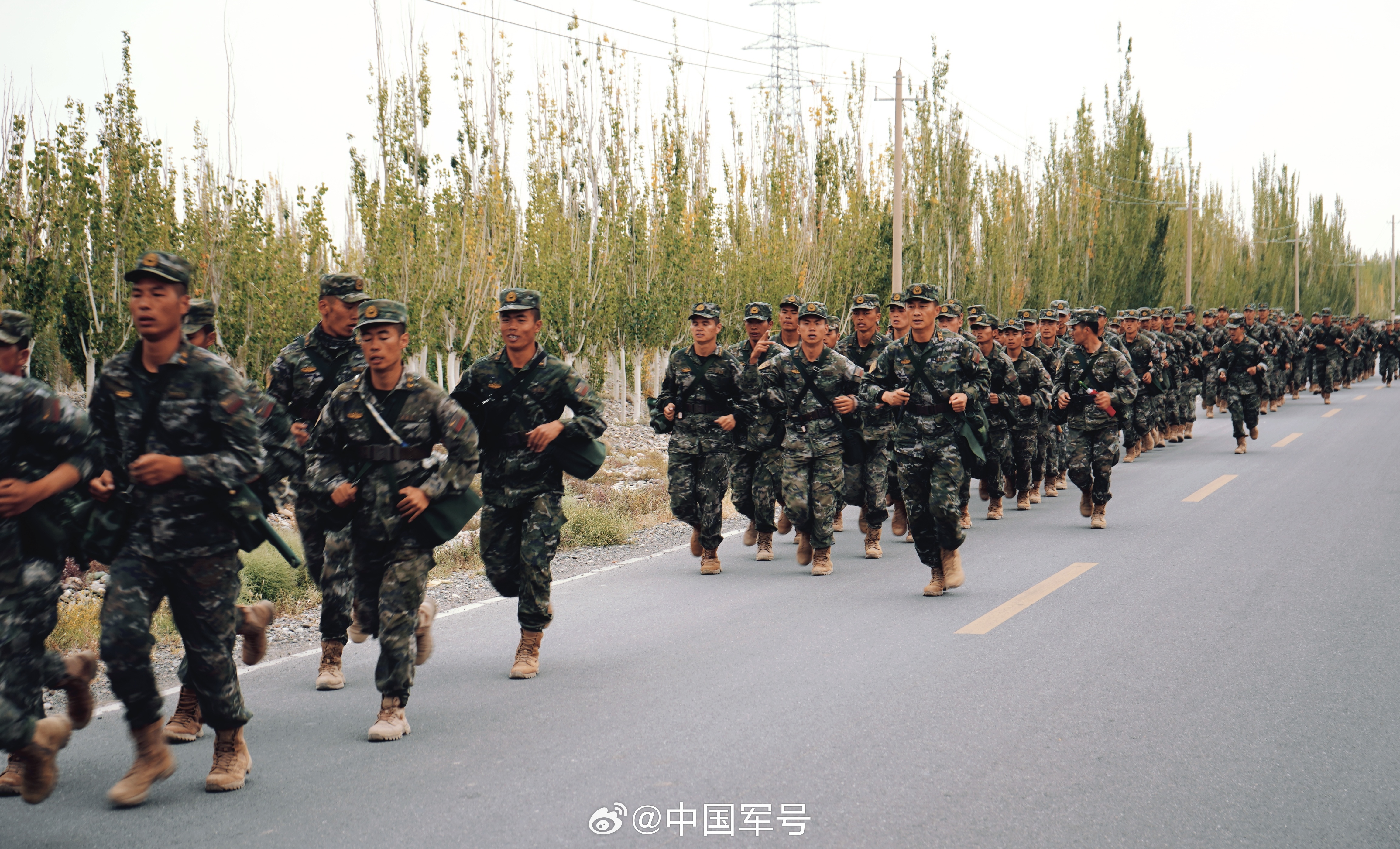 【武警野外驻训战味儿十足】近日，武警甘肃总队酒泉支队在野外驻训期间，组织开展了徒
