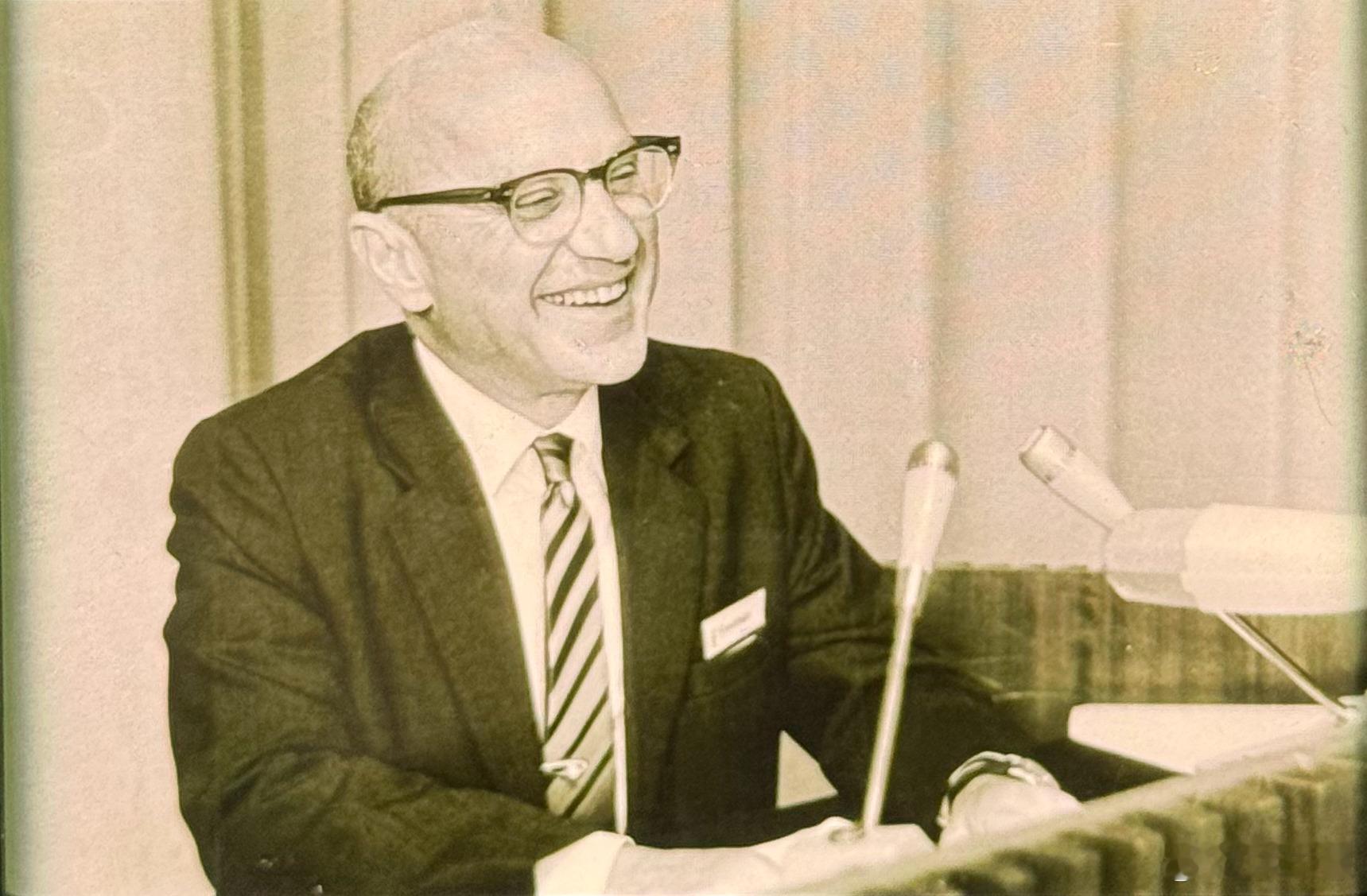 “亚当·斯密的《国富论》的关键见解简单得令人误解：如果双方之间的交换是自愿的，那