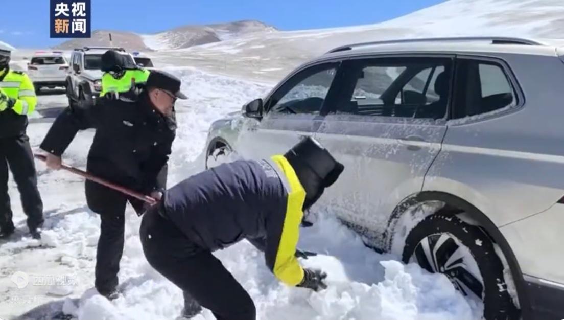 ❄️ 急报！西藏这条省道突然下起“4月雪”，20多辆车被困山里了！

就在昨天（